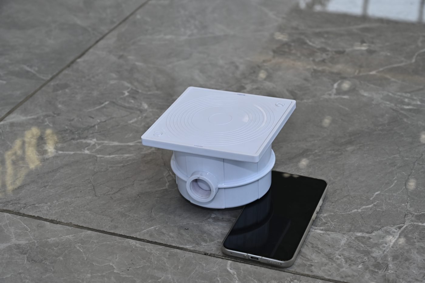 Bo&icirc;te de connexion piscine, taille compar&eacute;e &agrave; un t&eacute;l&eacute;phone