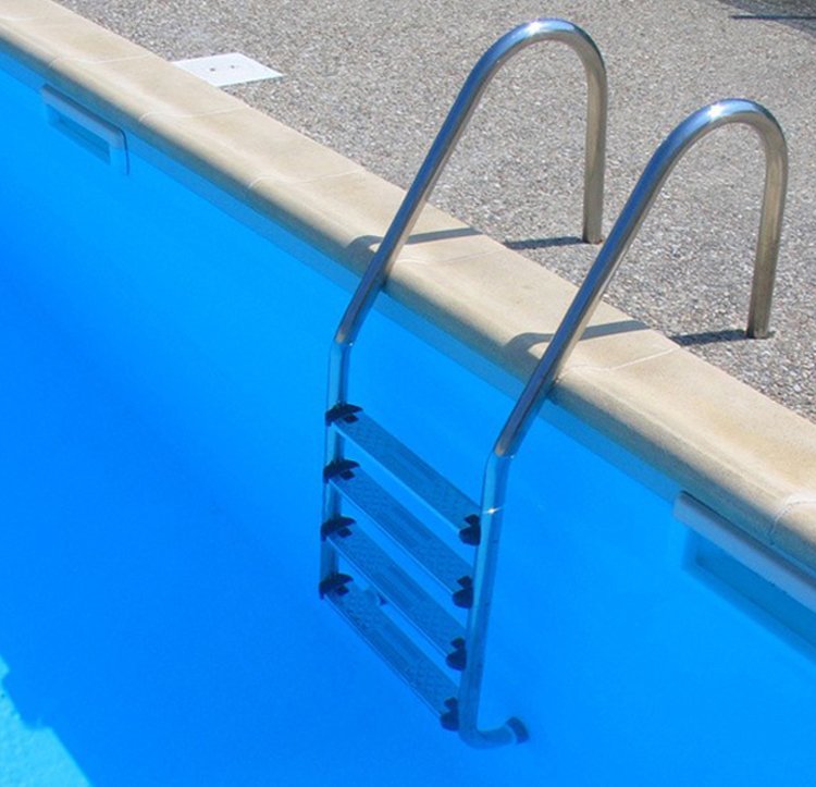 &Eacute;chelle de piscine en inox 304 avec mains courantes courb&eacute;es et marches antid&eacute;rapantes
