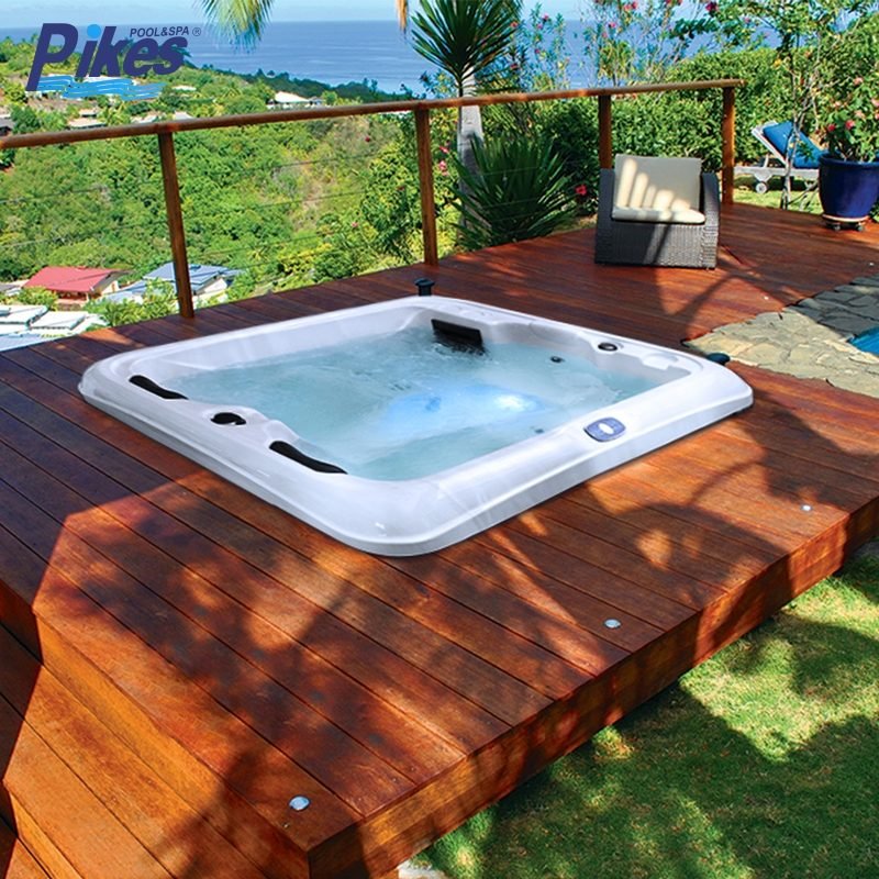 Jacuzzi install&eacute; sur une terrasse en bois